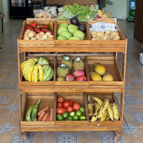 Cajones de madera con frutas y verduras frescas